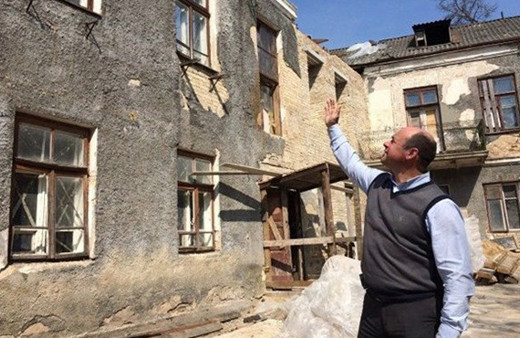 Arka bahçesinde bulduğu kutu servet kazandırdı