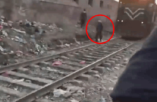 Kaza geliyorum dedi! Tren yaşlı adama böyle çarptı