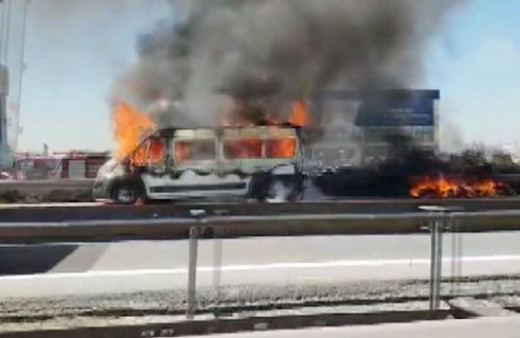 Minibüs alev alev yandı! Trafik felç oldu