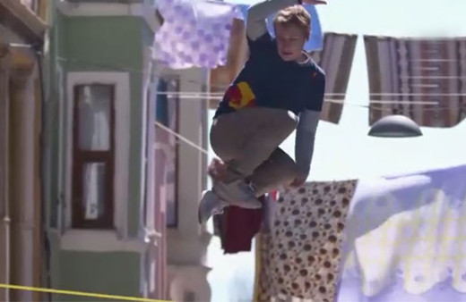 Slackline çılgınlığı Eminönü'nde! Görenler hayrete düştü