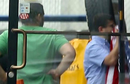 Bomba görüntü! Adil Öksüz'ün kayınbiraderinin öptüğü bayrağa bak