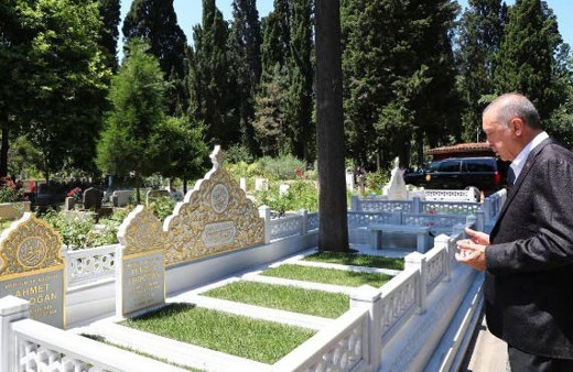 Erdoğan anne ve babasının mezarlarını ziyaret etti