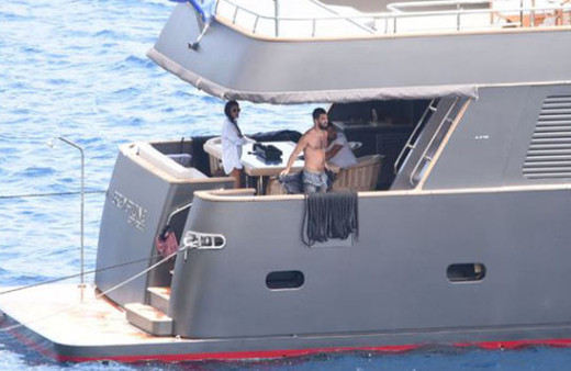 Arda Turan 3 milyon avroluk yatıyla tatilin keyfini çıkarıyor