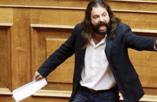 Yunanistan'ı karıştıran olay! Milletvekili polisten kaçtı