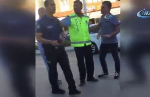 Ankara'da polise tokat! Şoke eden kavga