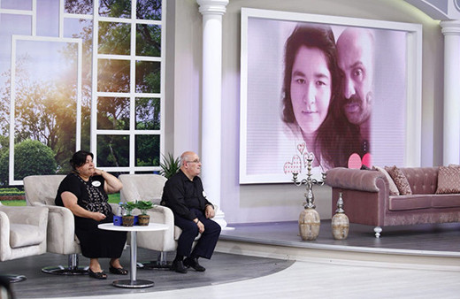 Televizyon tarihinde ilk: Canlı yayında bulundu