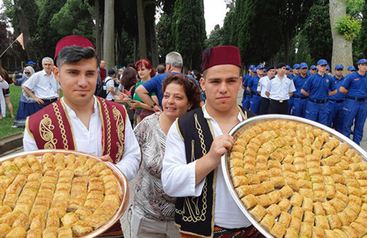 Baklava alayına turistlerden yoğun ilgi