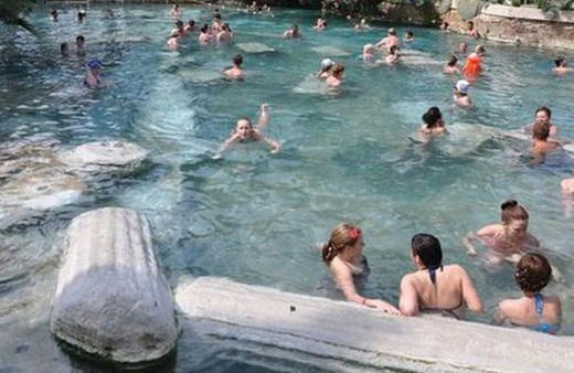 Pamukkale'de antik havuzda faciaya kıl payı!