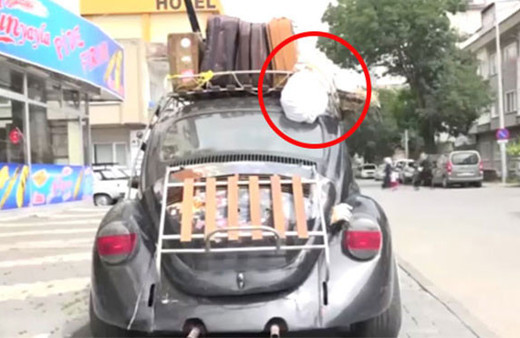 Aracın üzerindeki 'cesedi' görenler şoke oluyor! Ama gerçek bambaşka