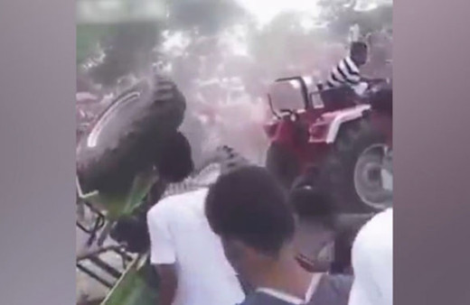 Traktörlerin düellosunda dehşete düşüren kaza!