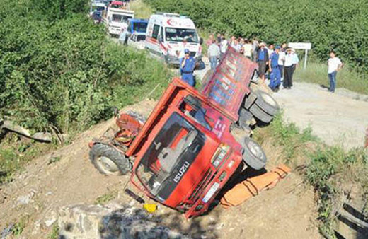 Freni boşalan kamyonet dehşet saçtı: 2 ölü