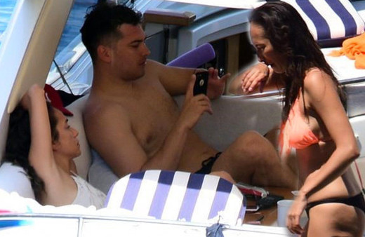 Çağatay eski aşkıyla barıştı tatile çıktı! Biri yüzdü diğeri daldı