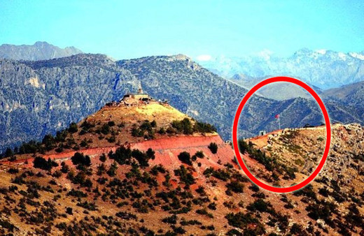 Mehmetçik Hakurk'a Türk bayrağını dikti!