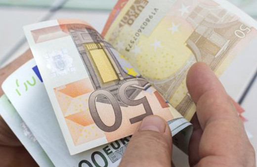 Buldukları 300 bin euroyu evsizlere dağıttılar!