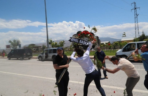 Cenazede olay: Çiçeğinizi şehide değil Demirtaş'a gönderin