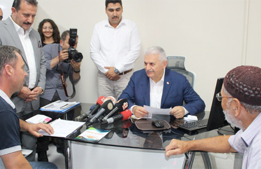 Başbakan Yıldırım vatandaşın imar barış kaydını yaptı