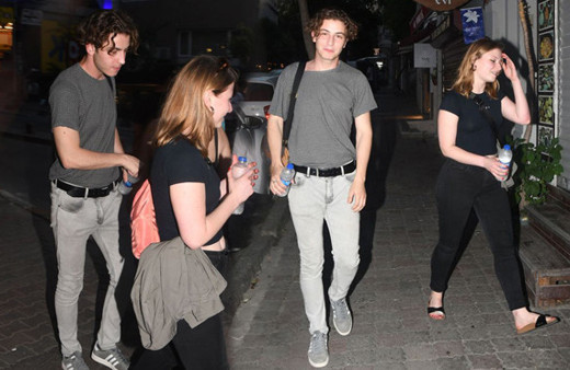 Boran Kuzum'un sevgilisi kameraları görünce eli ayağına dolandı!