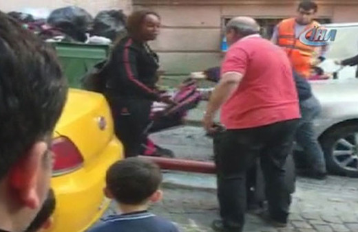 Taksici ile turist sokak ortasında birbirine girdi!