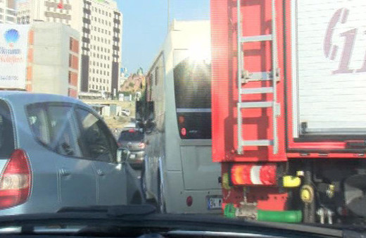 İtfaiyenin yol vermeyen minibüs sürücüsüne tepkisi: Aferin minibüs