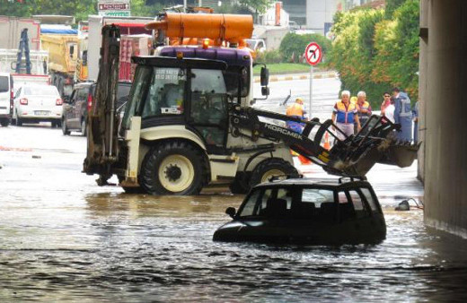 Araçlar mahsur kaldı yol kapatıldı! İstanbul'da korkunç manzara