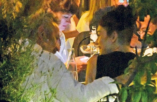 19 yaş büyük aşkıyla sarmaş dolaş yakalandı