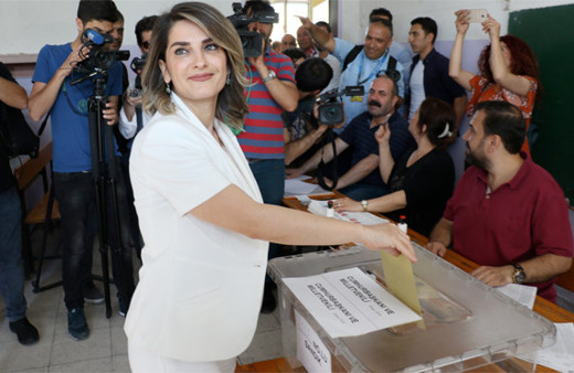 Demirtaş’ın eşi Başak Demirtaş oyunu kullandı