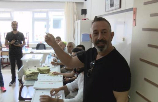 Cem Yılmaz oyunu kullandı kahkahalar havada uçuştu