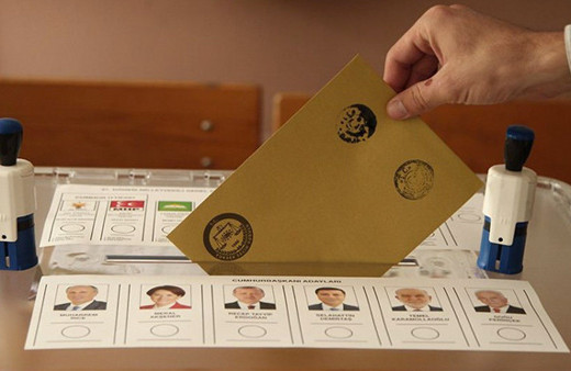 Mükerrer oy kullanmaya çalışırken yakalandı