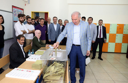 Başkan Mevlüt Uysal oyunu Başakşehir'de kullandı