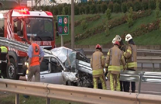 Otomobil yol kenarındaki bariyere ok gibi saplandı