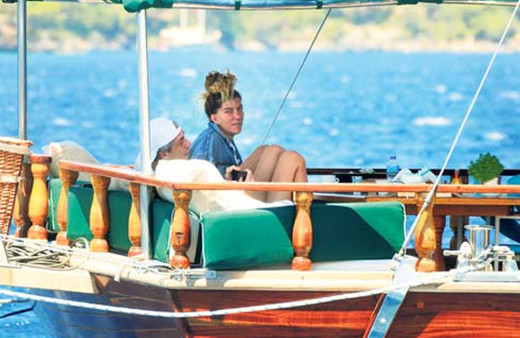 Muhabirleri görünce keyfi kaçtı!