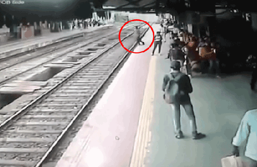 Korkunç intihar! Trenin önüne böyle atladı