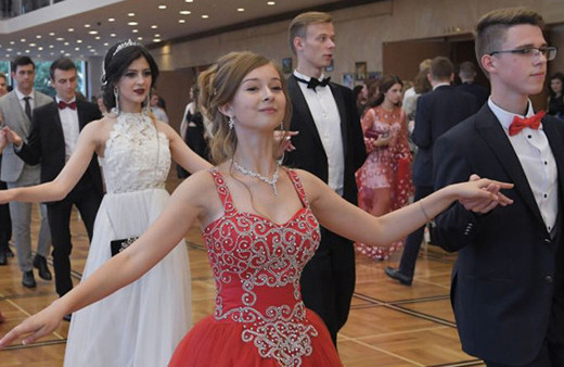 Rus öğrencilerden görkemli veda töreni