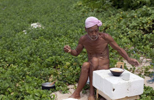 'Çıplak Hermit'in 30 yıllık ıssız ada macerası sona erdi