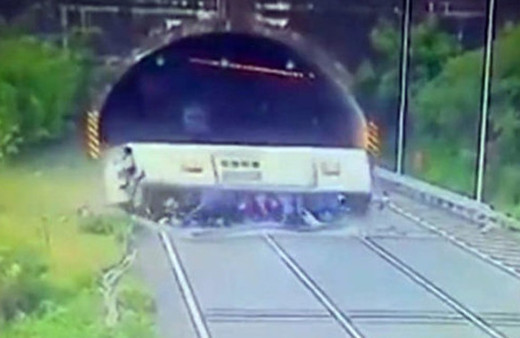 İnsanlar yola savruldu: 3 ölü, 7 yaralı