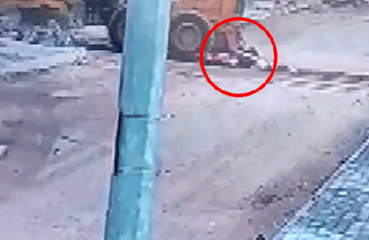 Dehşete düşüren an! İş makinesinin altında böyle can verdi