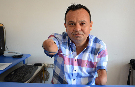 İki kolu olmayan öğretmenden öğrencilere destek