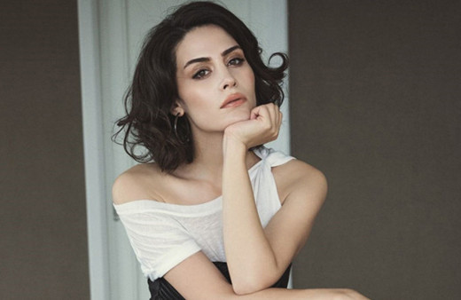 Belçim Bilgin takipçisine fena ayar verdi!