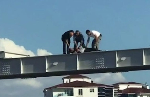 Üst geçitte korku dolu anlar! 