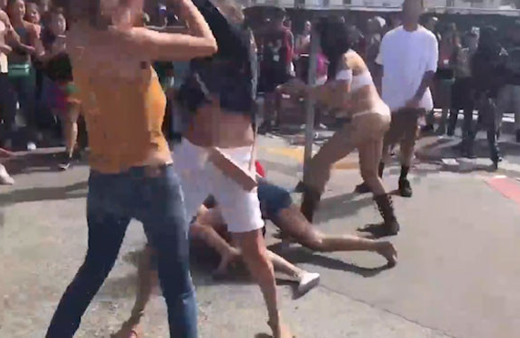 Onlarca kadın birbirine girdi! Tekme ve yumruklar havada uçuştu