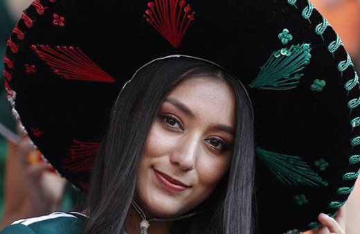 Tribünde olay oldular! Meksikalı o güzel...