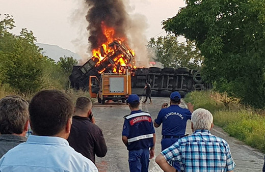 TIR devrilerek yandı: Müdahaleye itfaiye kaza yaptı!