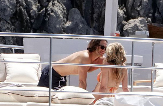 Hollywood'un 45'lik yıldızı genç mankenlere taş çıkarttı!