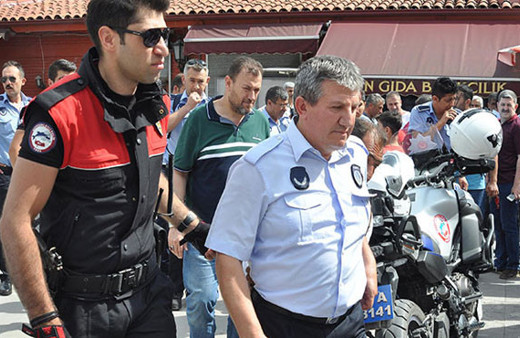 Zabıtaya bıçaklı saldırı