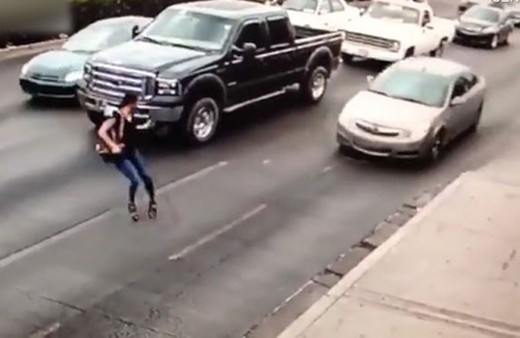 Korkunç kaza! Topuklu ayakkabı canından ediyordu