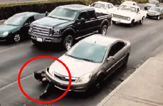 Korkunç görüntü! Topuklu ayakkabısı canından ediyordu...