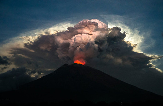 Bali'de yanardağ patlaması: Binlerce yolcu mahsur kaldı