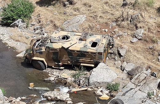 Askeri araç şarampole yuvarlandı: Ölü ve yaralılar var!