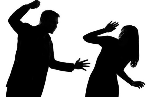 O evliliği şiddet bitirdi ünlü şarkıcı eşinden dayak yedi!