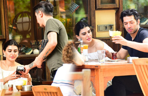 Mert Fırat hesap gelince lavaboya kaçtı sevgilisine ödetti